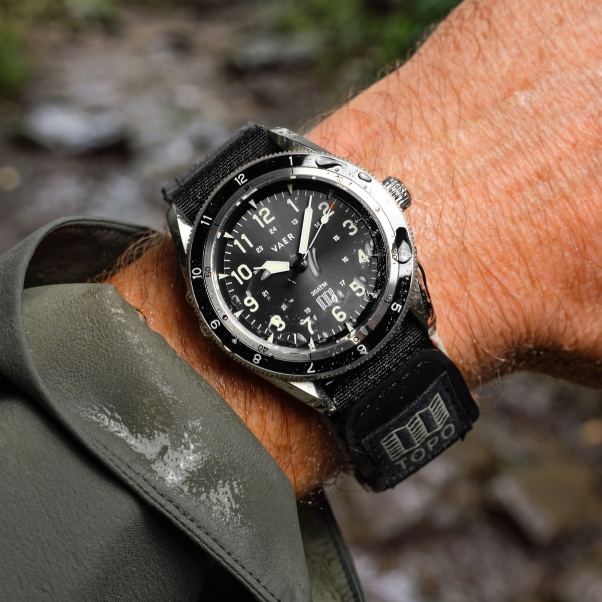 Vaer DS4 Solar Hiker Black lifestyle view